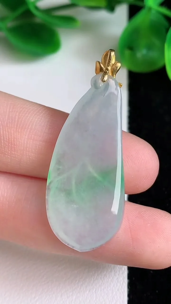 天然A货翡翠玉兰花吊坠，尺寸37-16-4.2，重量:4.85g
6月22日