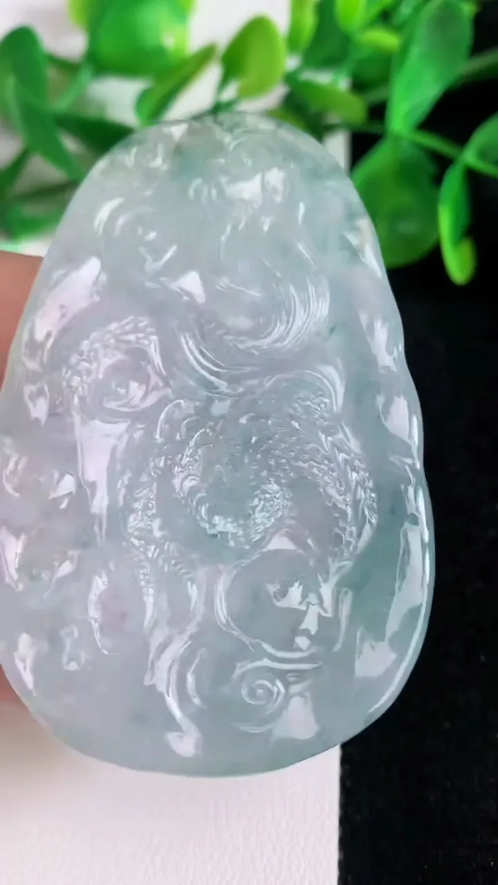 天然A货翡翠种飘花龙牌吊坠，尺寸65.3-42.2-7.3，重量:35.43g
6月22日