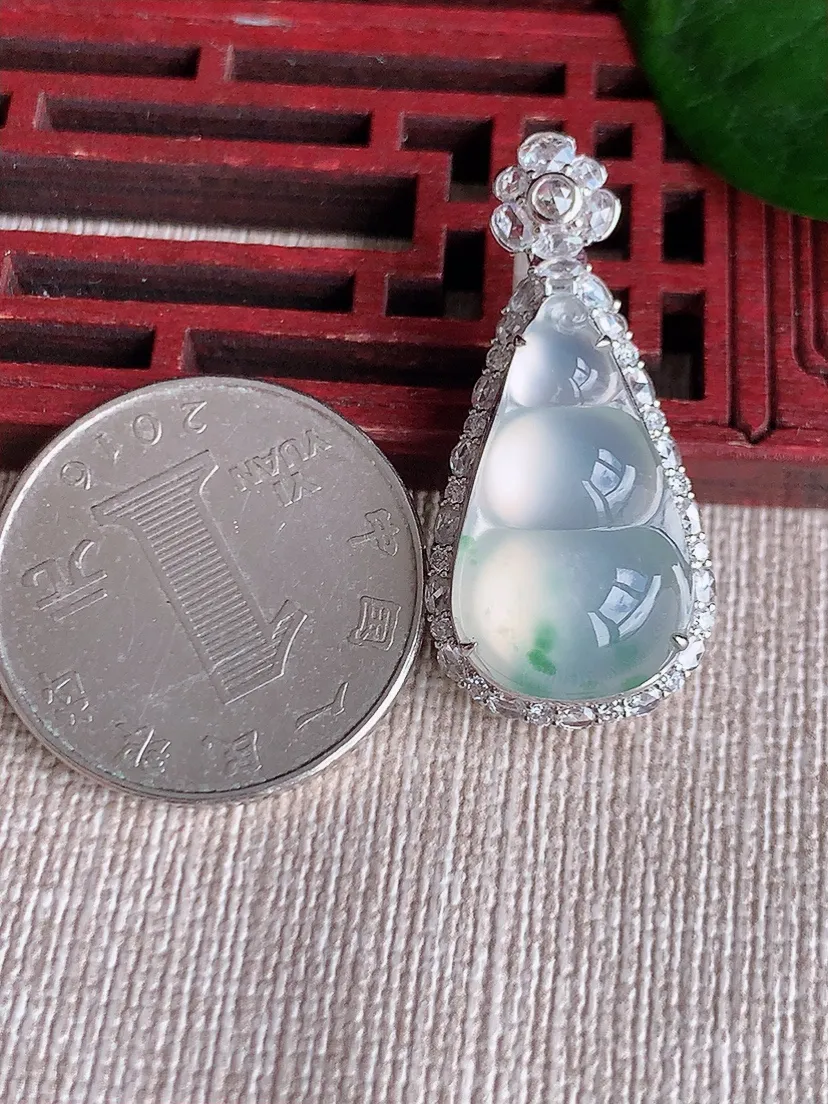 天然A货翡翠18K金伴飘花四季豆福豆平安豆吊坠尺寸32.7×15.7×10.6裸石21.6×12.6m量5.38g 0621