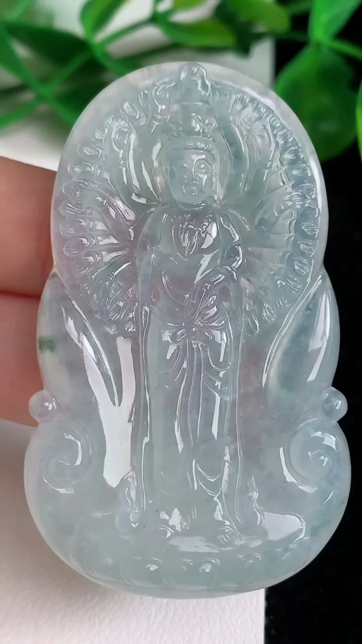 天然A货翡翠千手观音吊坠，尺寸60-36.8-6.5，重量:28.84g
6月22日