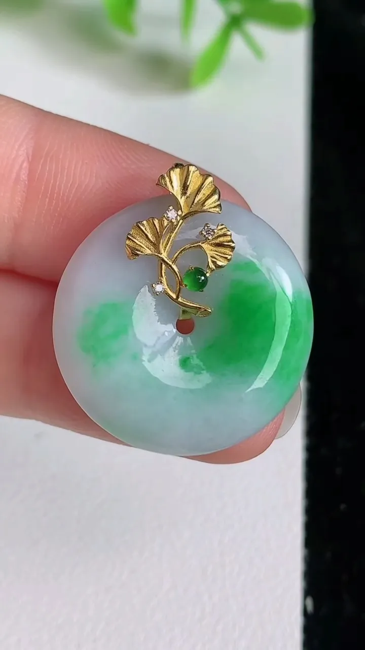 天然A货翡翠平安扣吊坠，尺寸23-4.5，重量:4.92g
6月22日