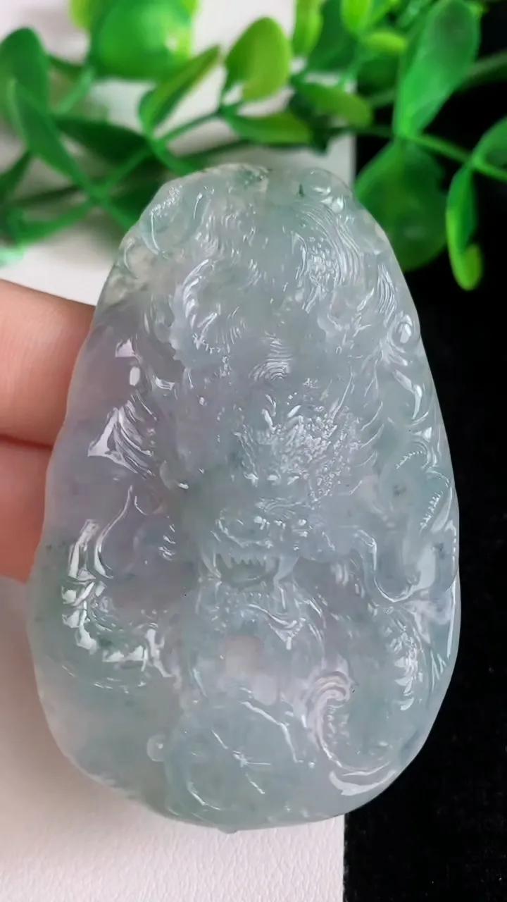 天然A货翡翠种飘花龙牌吊坠，尺寸65.3-42.2-7.3，重量:35.43g
6月22日