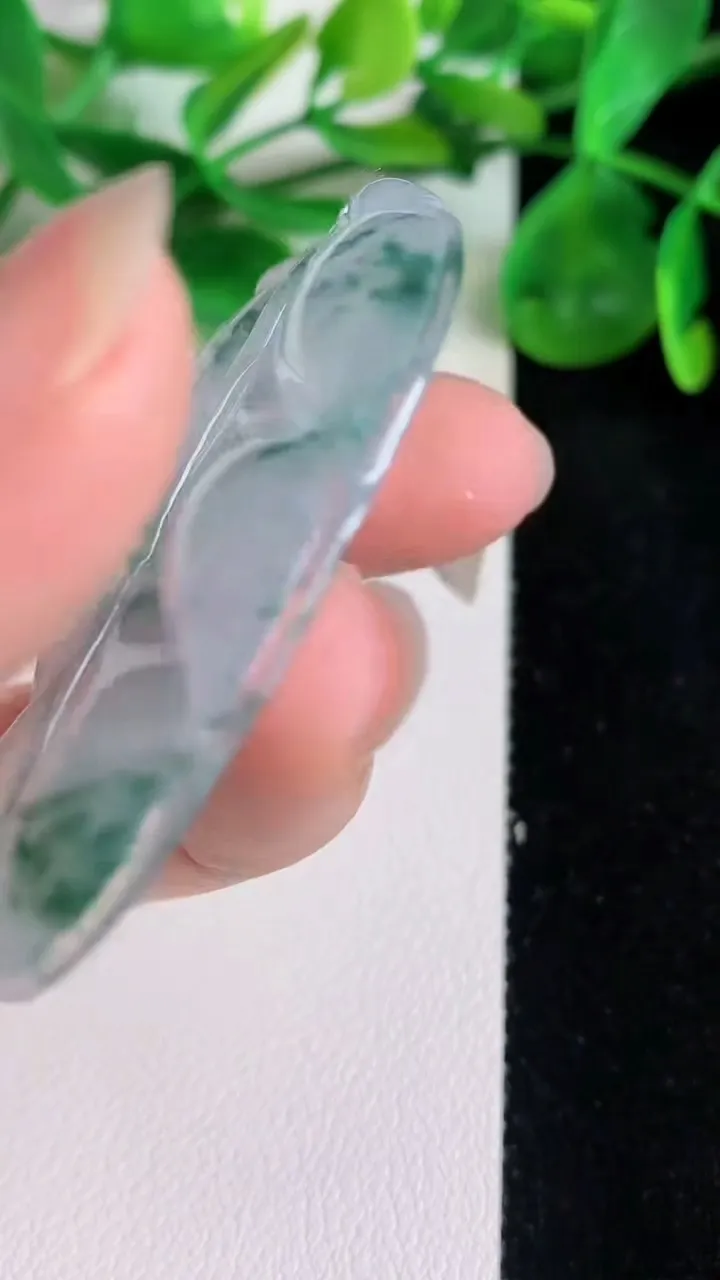 天然A货翡翠飘花金枝玉叶 叶子吊坠，尺寸49-34.7-5，重量:16.64g
6月22日