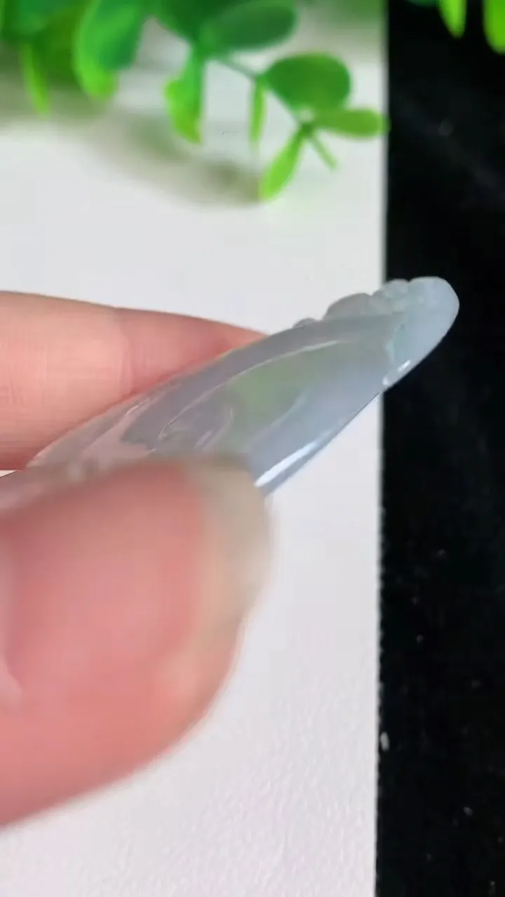 天然A货翡翠冰种飘花如意吊坠，尺寸58.7-34.8-2.5，重量:12.00g
6月22日