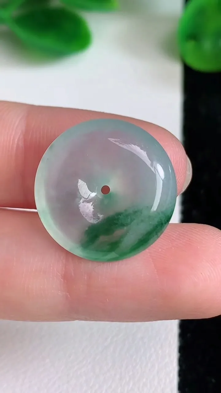 天然A货翡翠平安扣吊坠，尺寸19-5，重量:3.39g
6月22日