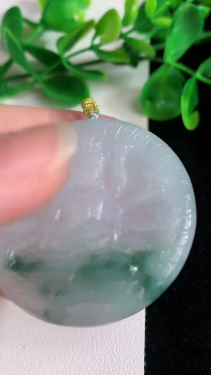 天然A货翡翠飘花千手观音吊坠，尺寸49.4-4.5，重量:25.16g
6月22日