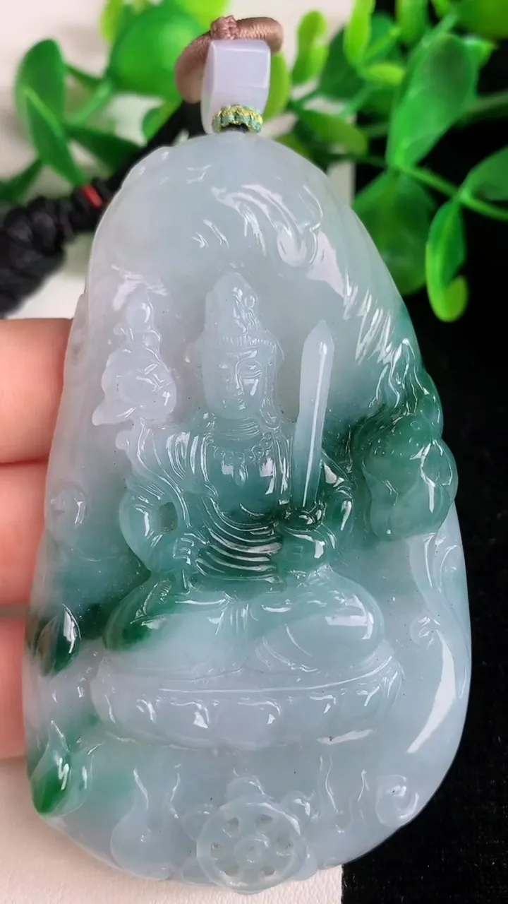 天然A货翡翠虚空藏观音菩萨吊坠，尺寸80.4-47.6-9，重量:67.65g
6月22日