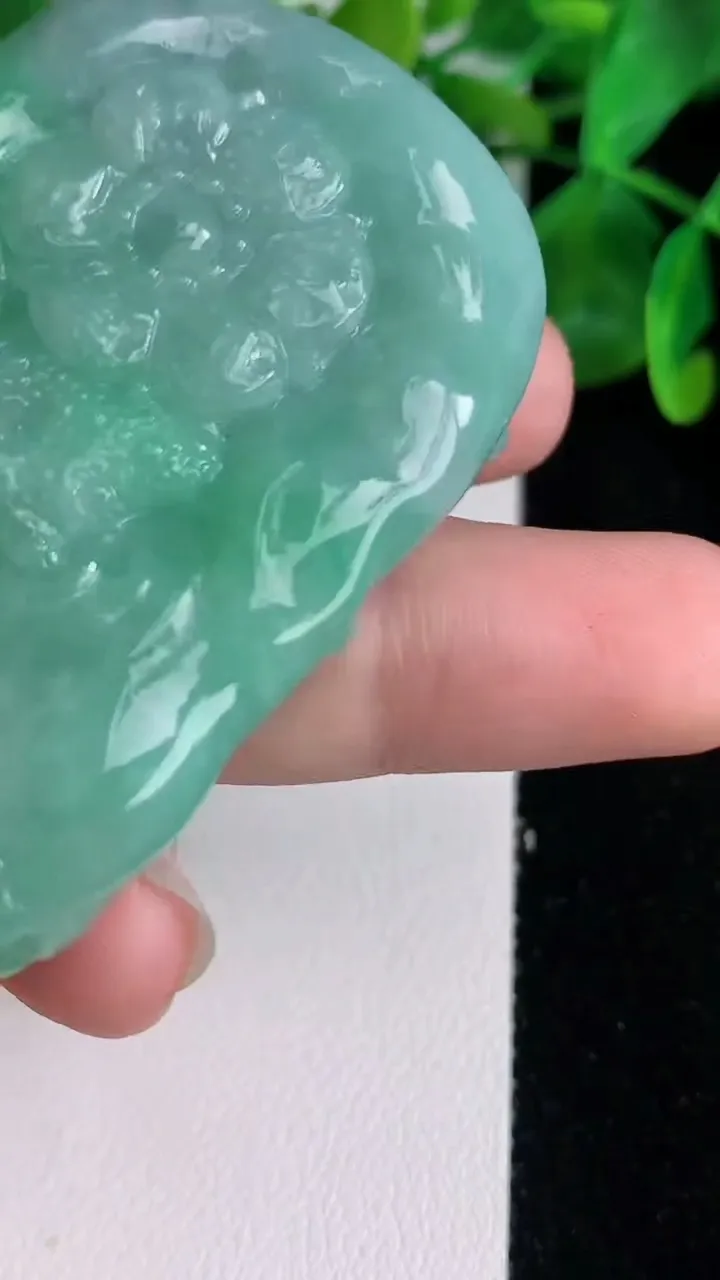 天然A货翡翠龙牌吊坠，尺寸57.3-35.4-12.7，重量:48.90g
6月22日