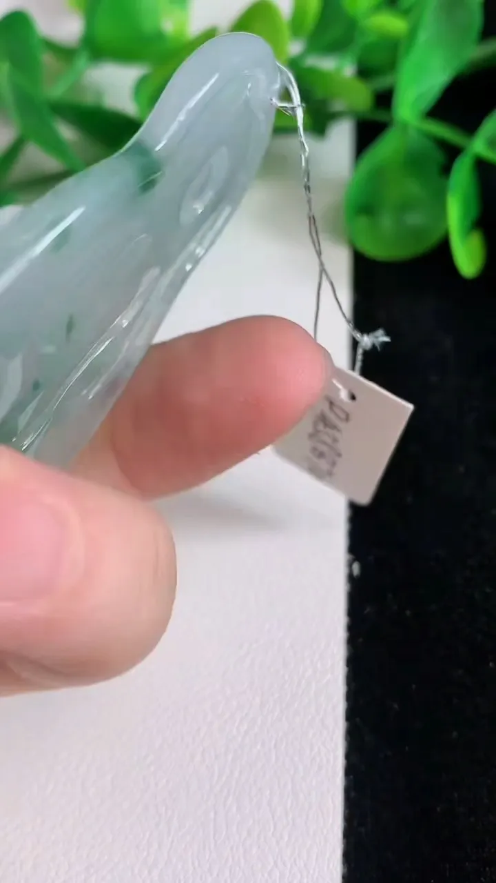 天然A货翡翠大势至观音菩萨吊坠，尺寸65.7-37.4-6，重量:30.98g
6月22日