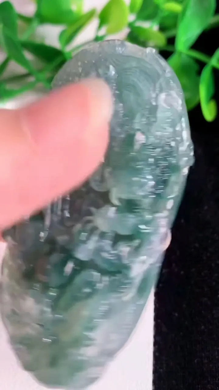 天然A货翡翠龙牌吊坠，尺寸71-37-14，重量:52.89g
6月22日