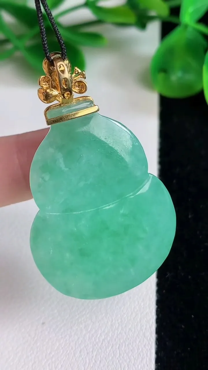 天然A货翡翠葫芦吊坠，尺寸37.8-28-11，重量:20.63g
6月22日