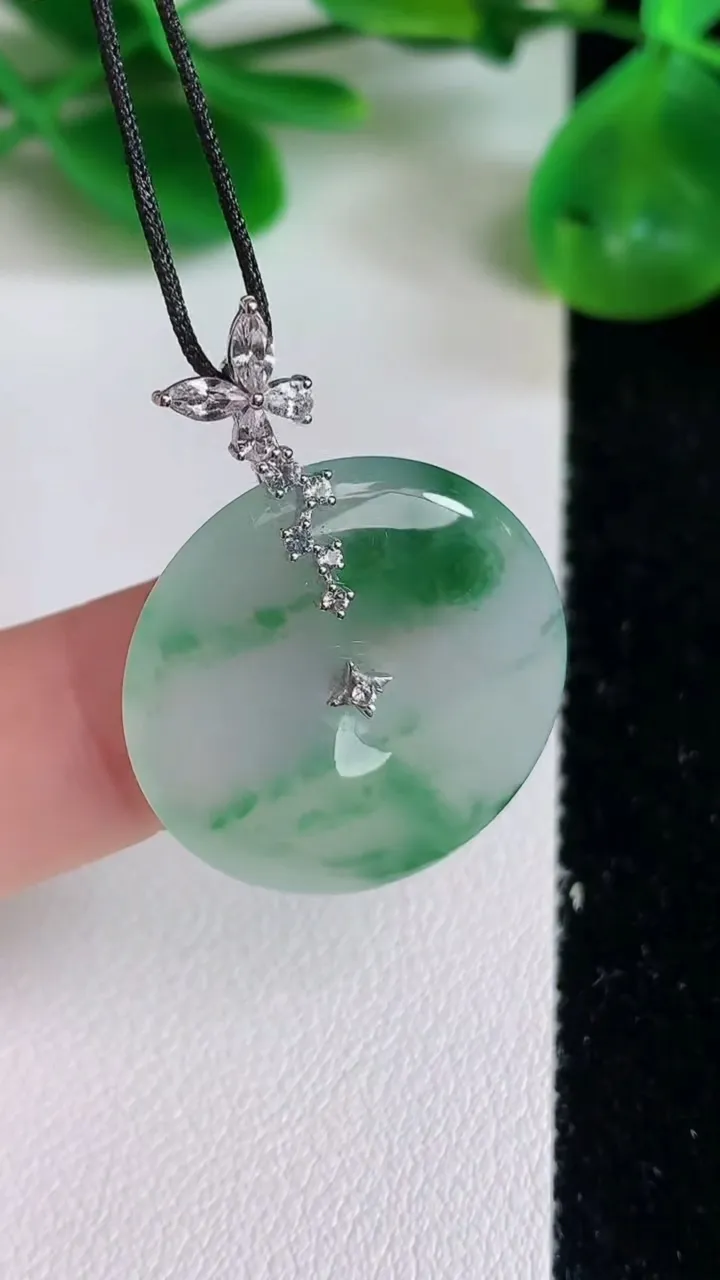 天然A货翡翠18k金飘花平安扣吊坠，尺寸24-3.7，重量:5.35g
6月22日