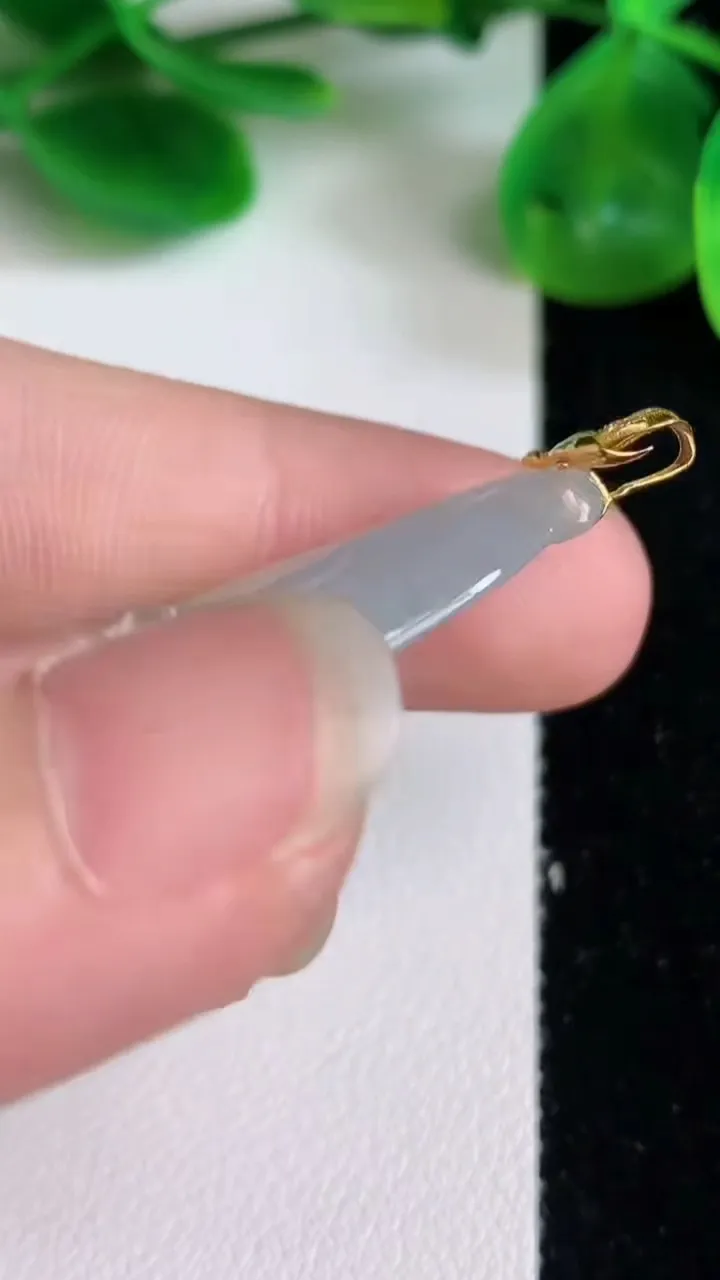 天然A货翡翠玉兰花吊坠，尺寸37-16-4.2，重量:4.85g
6月22日
