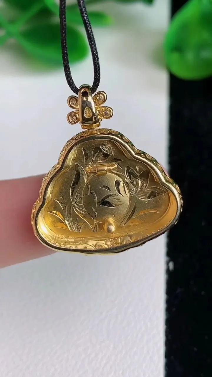 天然A货翡翠佛公吊坠，尺寸25.3-21.7-7.4，裸石15.6-19.8重量:3.97g
6月22日