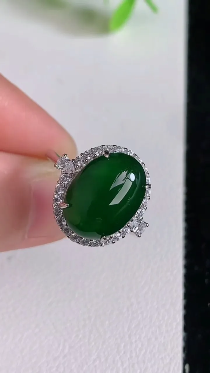 天然A货翡翠蛋面戒指，尺寸13.4-10，重量:3.03g2025年6月22日
工厂直销收藏佳品,种好水足，色泽均匀，有种有色，上手高大气！