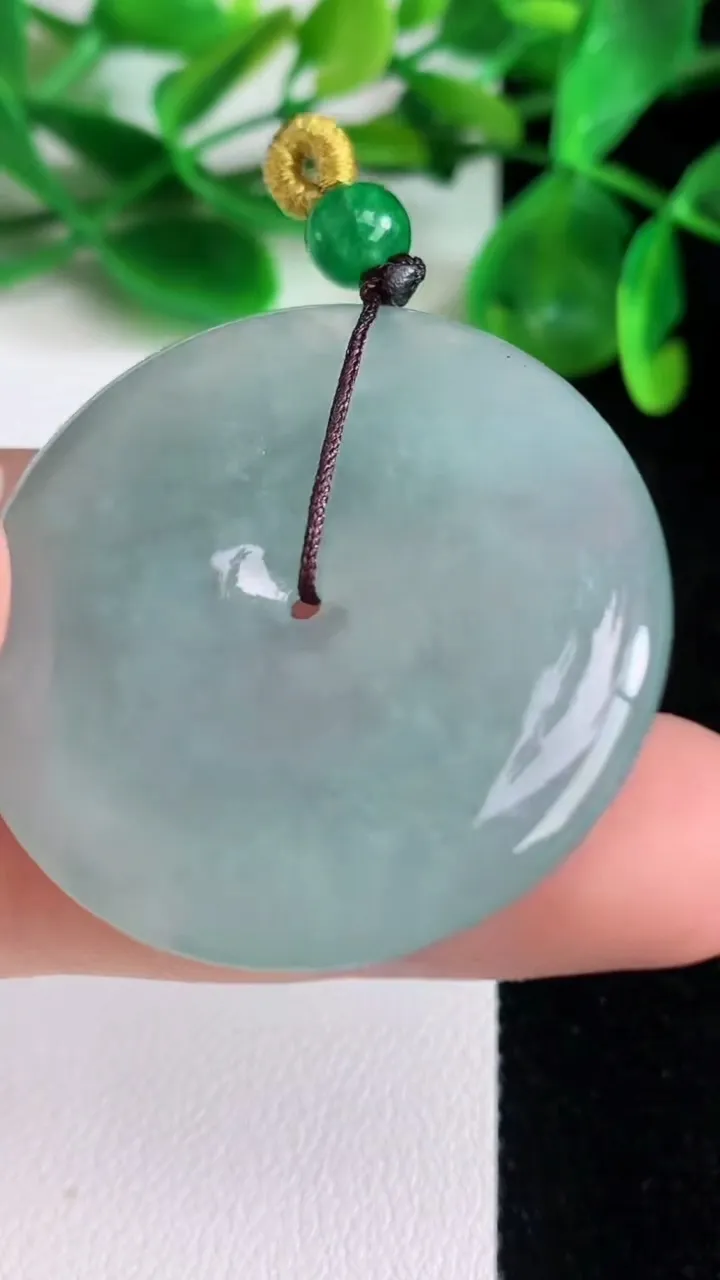 天然A货翡翠平安扣吊坠，尺寸38.4-6，重量:19.19g
6月22日