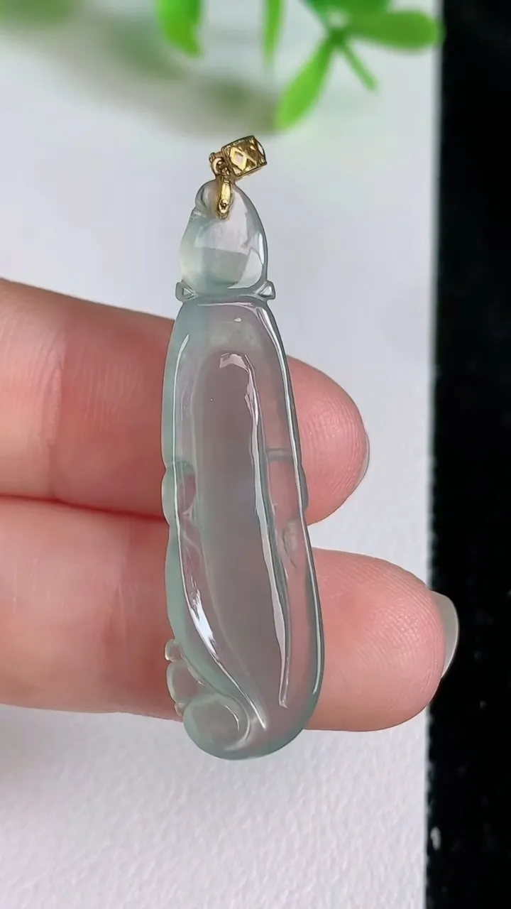 天然A货翡翠人参如意吊坠，尺寸38.8-10-4，重量:2.50g
6月22日