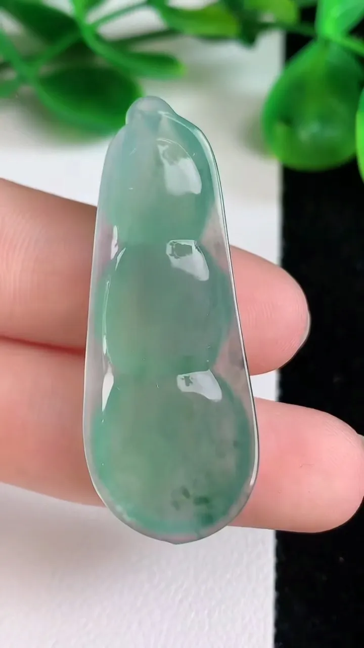 天然A货翡翠福豆吊坠，尺寸43-16.7-5.7，重量:6.47g
6月22日