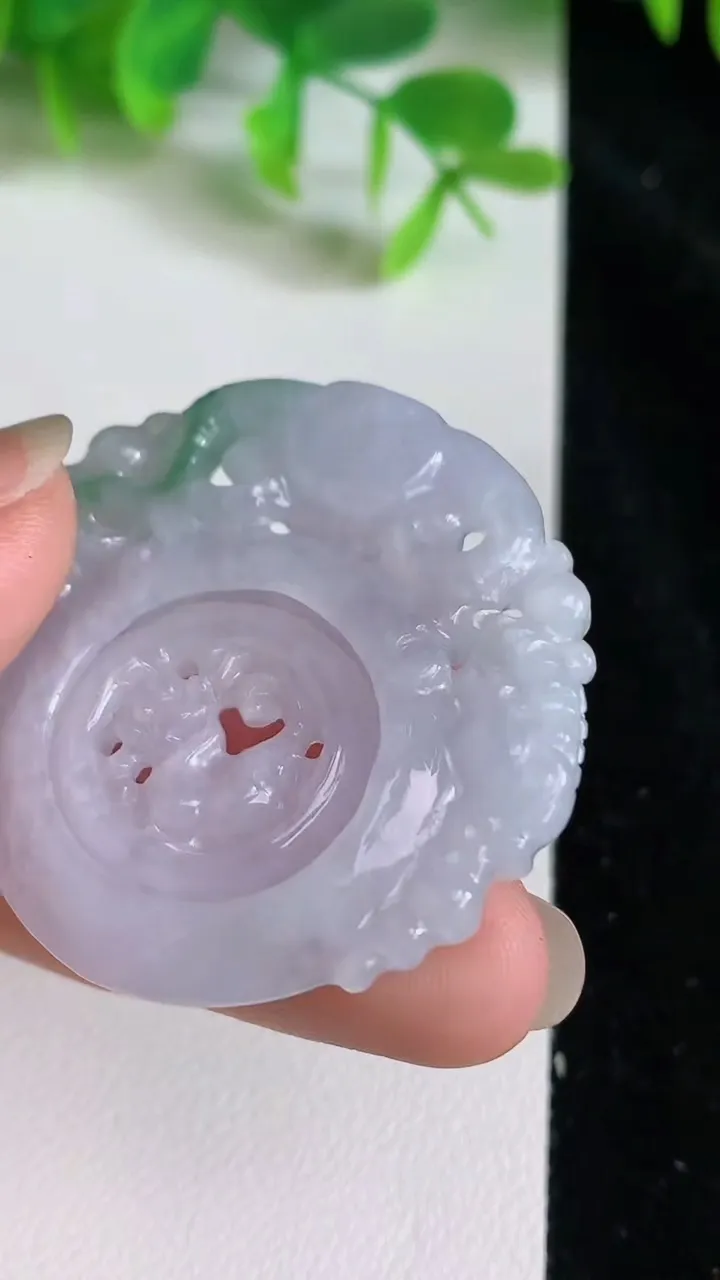 天然A货翡翠生肖牛吊坠，尺寸40.-5.5，重量:15.75g
6月22日