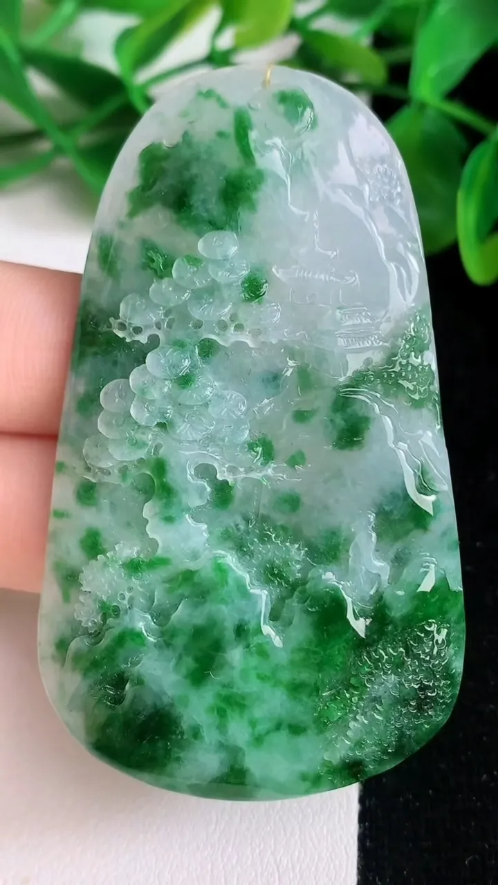天然A货翡翠山水牌吊坠，尺寸64.7-38-6，重量:31.45g
6月22日
