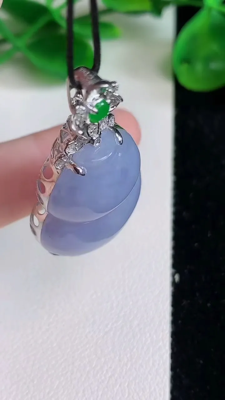 天然A货翡翠18k金紫罗兰葫芦吊坠，尺寸40.7-28-21.6-10.8，重量:11.63g
6月22日