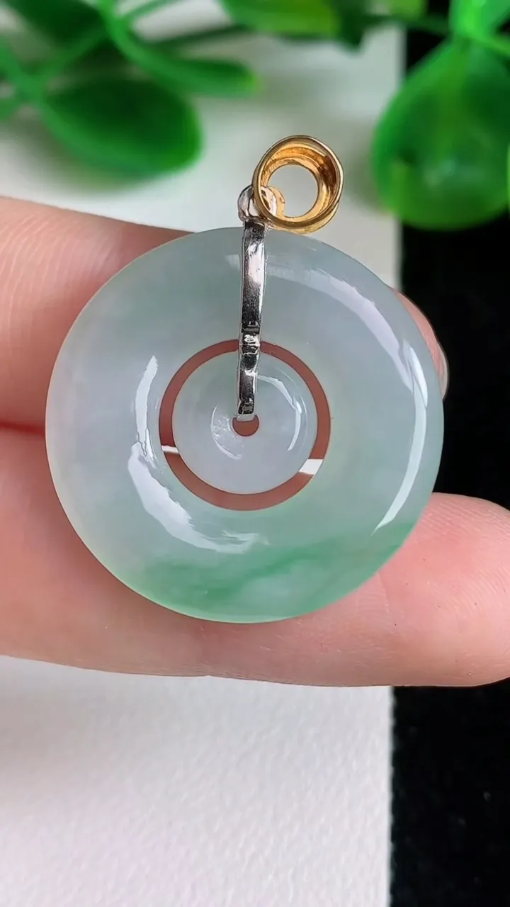 天然A货翡翠母子平安扣吊坠，尺寸25.4-4，重量:5.85g
6月22日