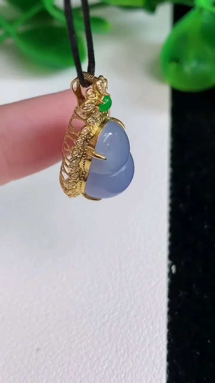 天然A货翡翠18k金葫芦吊坠，尺寸27.8-14.7-10.7，裸石16.8-11.5重量:3.57g
6月22日