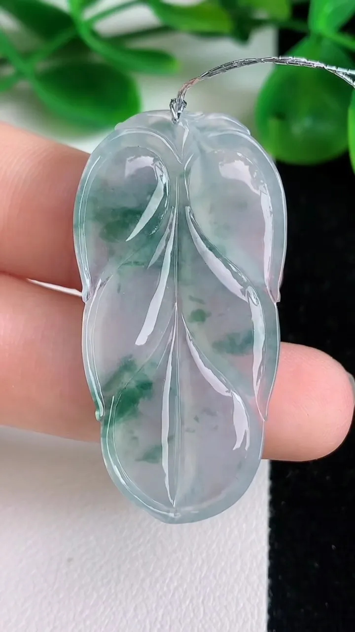 天然A货翡翠冰种飘花金枝玉叶 叶子吊坠，尺寸42.2-21.6-4.5，重量:7.57g
6月22日