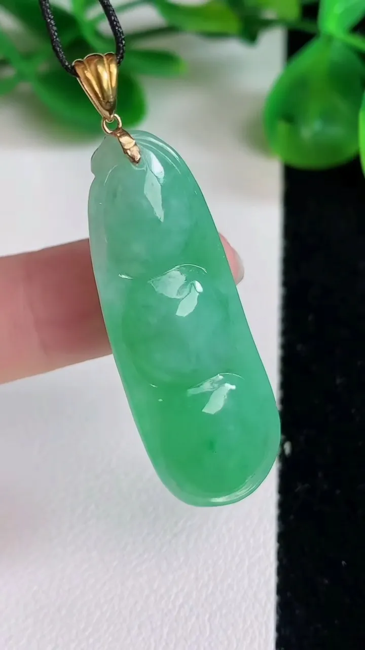 天然A货翡翠福豆吊坠，尺寸42-15.2-9.7，重量:9.46g
6月22日