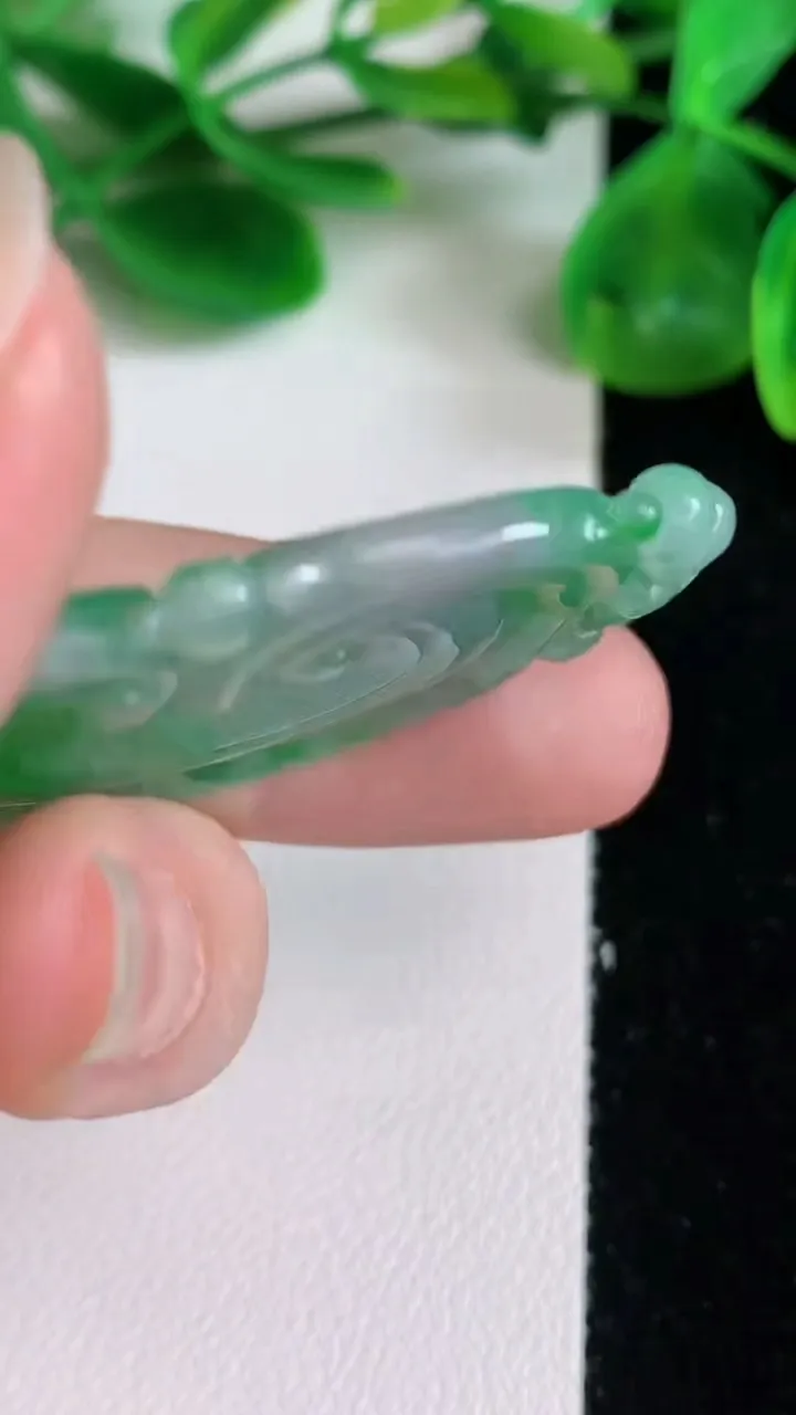 天然A货翡翠如意吊坠，尺寸42.3-23-5.2，重量:9.60g
6月22日