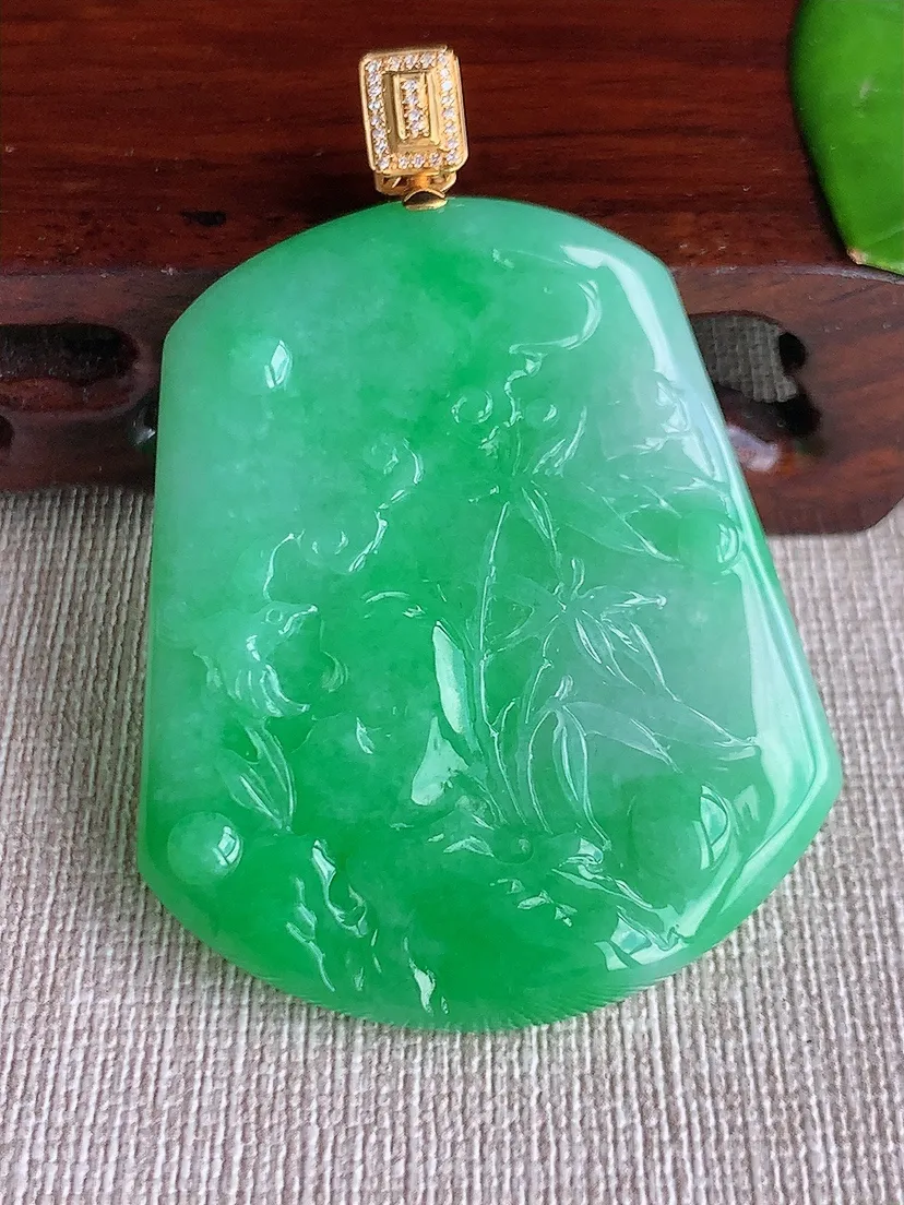 天然A货翡翠18K金伴满绿鸟语花香吊坠 尺寸60.6×51×42.4×5.7m量27.30g 0621