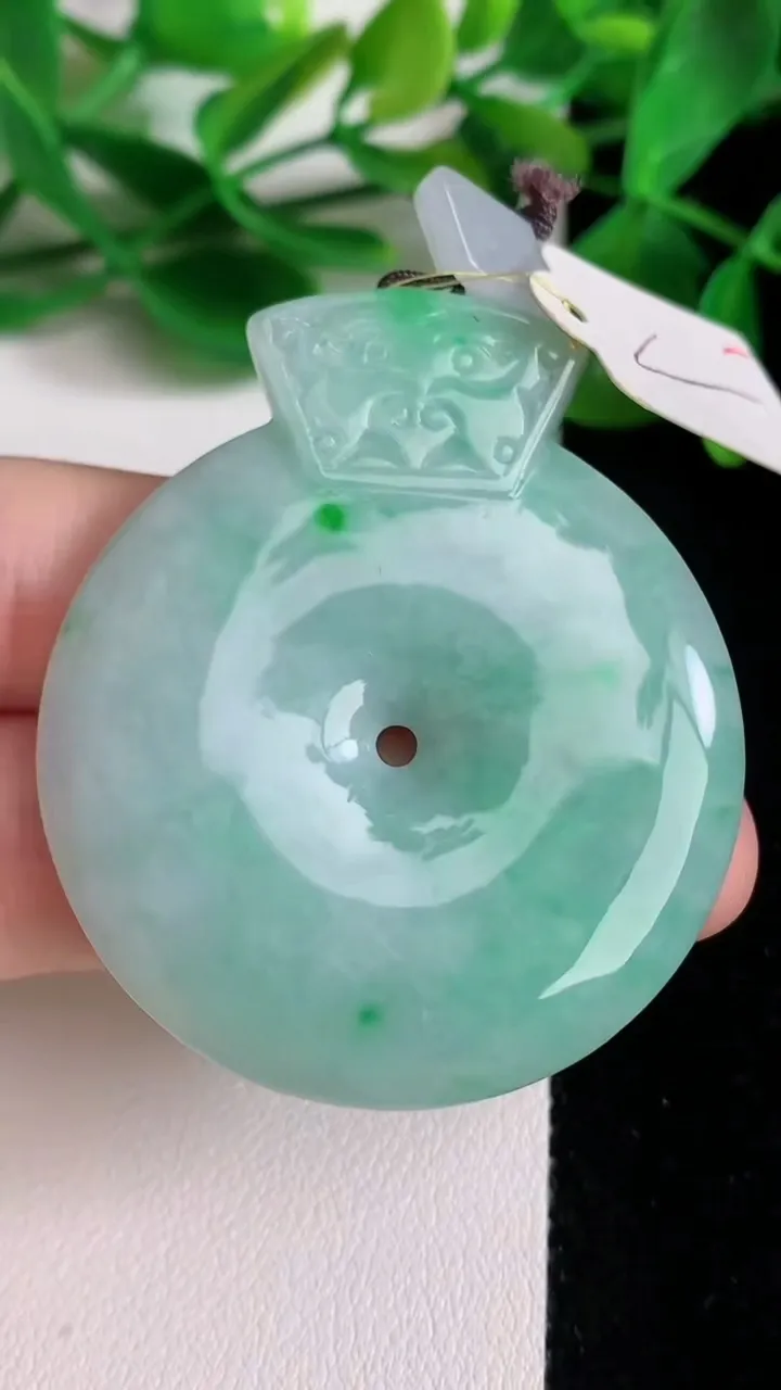 天然A货翡翠平安扣吊坠，尺寸49.2-42.7-5.8，重量:26.24g
6月22日