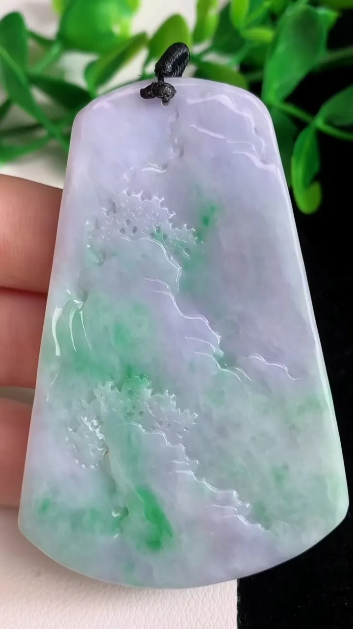 天然A货翡翠山水牌吊坠，尺寸72.5-47-9.3，重量:56.99g
6月22日