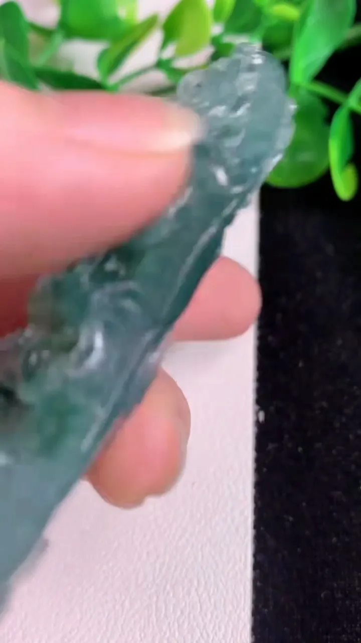 天然A货翡翠龙牌吊坠，尺寸71-37-14，重量:52.89g
6月22日