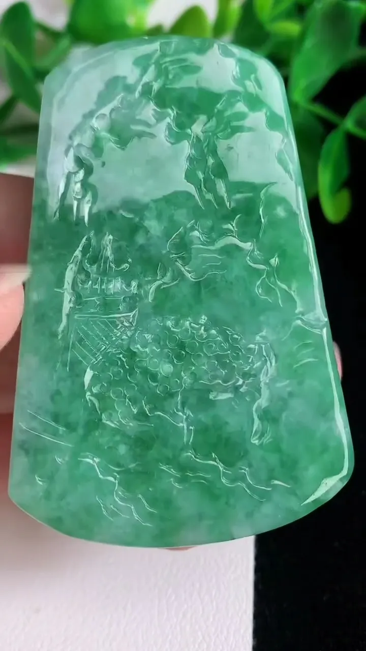 天然A货翡翠山水牌吊坠，尺寸62-42-11，重量:60.11g
6月22日