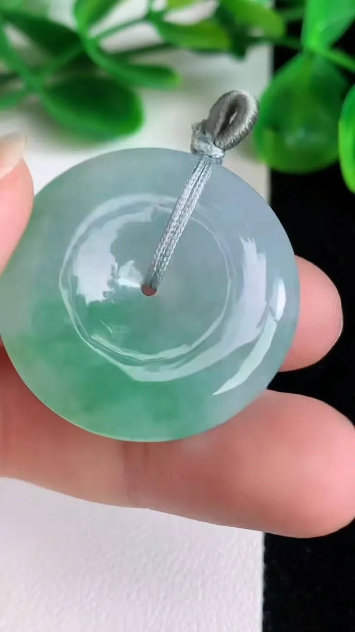 天然A货翡翠平安扣吊坠，尺寸30.5-5.8，重量:11.11g
6月22日