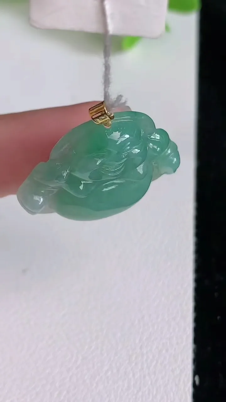 天然A货翡翠佛公吊坠，尺寸22.2-26.2-5.6，重量:5.21g
6月22日
