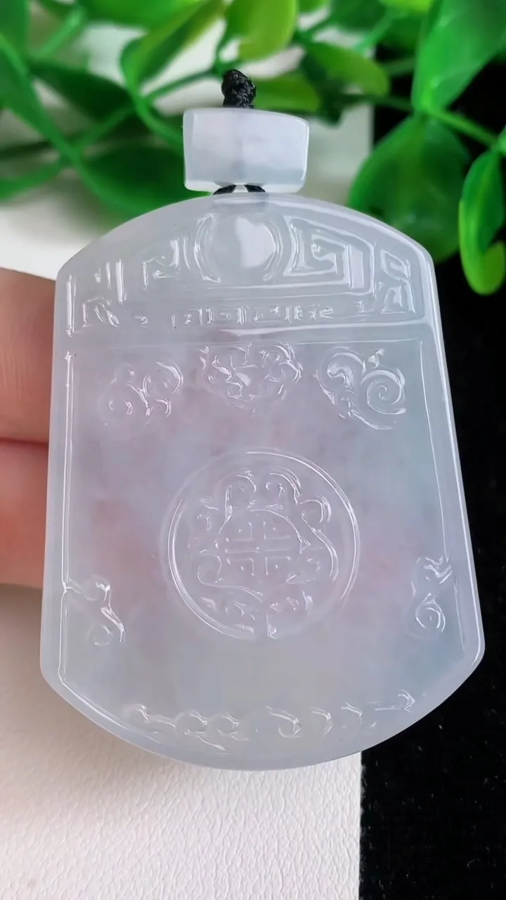 天然A货翡翠仿古无事牌吊坠，尺寸52-40.3-5.5，重量:30.82g
6月22日