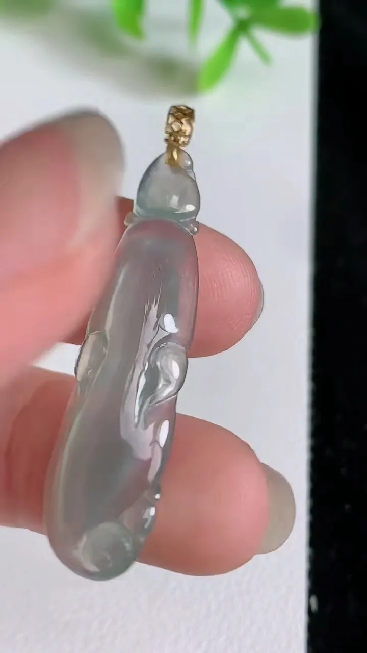 天然A货翡翠人参如意吊坠，尺寸38.8-10-4，重量:2.50g
6月22日