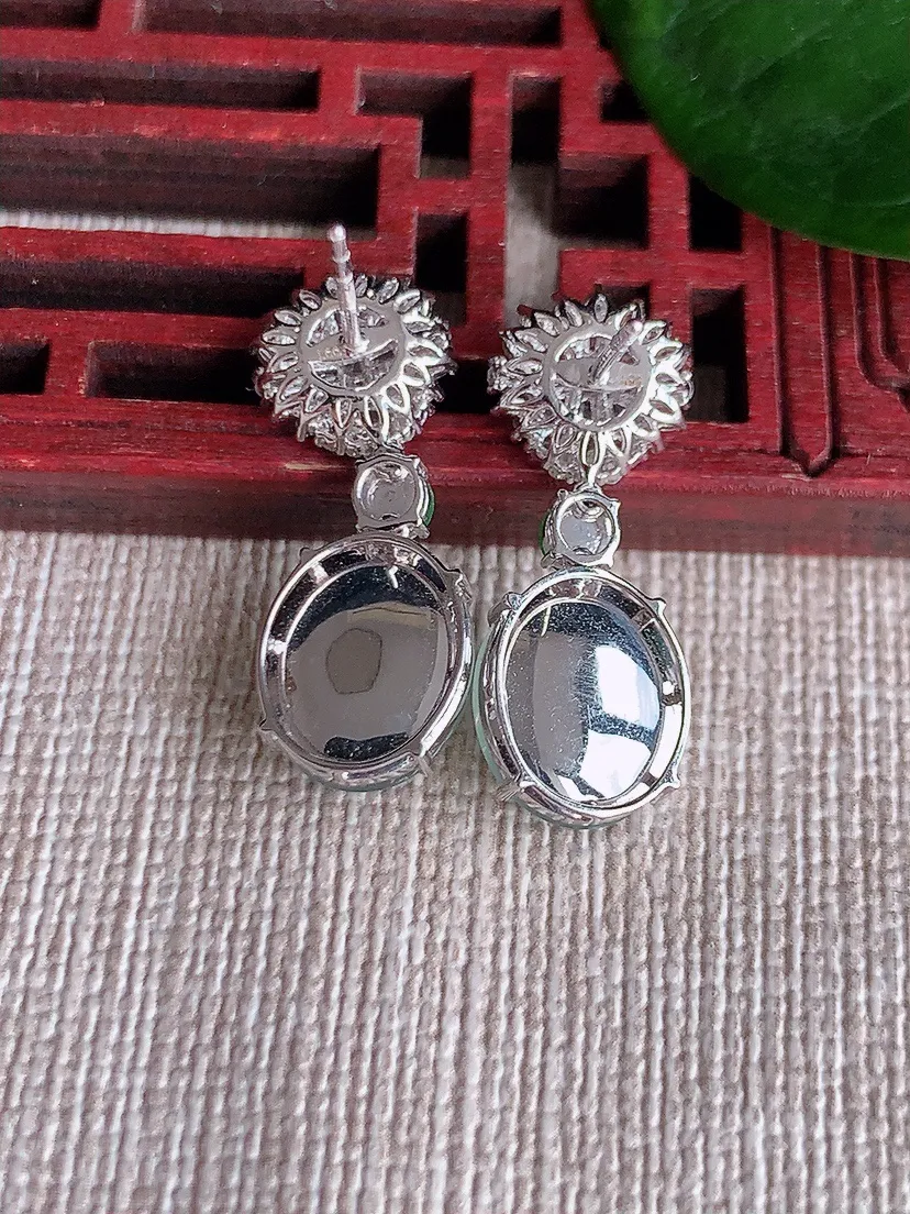 天然A货翡翠18K金伴钻镶嵌白月光蛋面耳坠 尺寸10.5×9×5.8mm 重量4.45g 0621