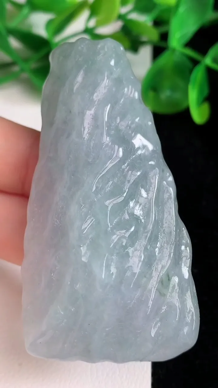 天然A货翡翠随形吊坠，尺寸65-35-15，重量:54.30g
6月22日