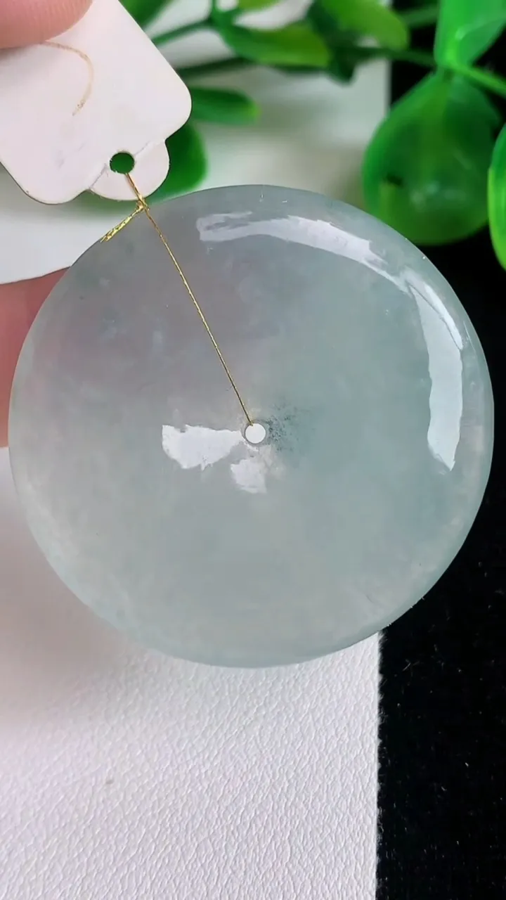 天然A货翡翠飘花平安扣吊坠，尺寸40-5.2重量:17.74g
6月22日
