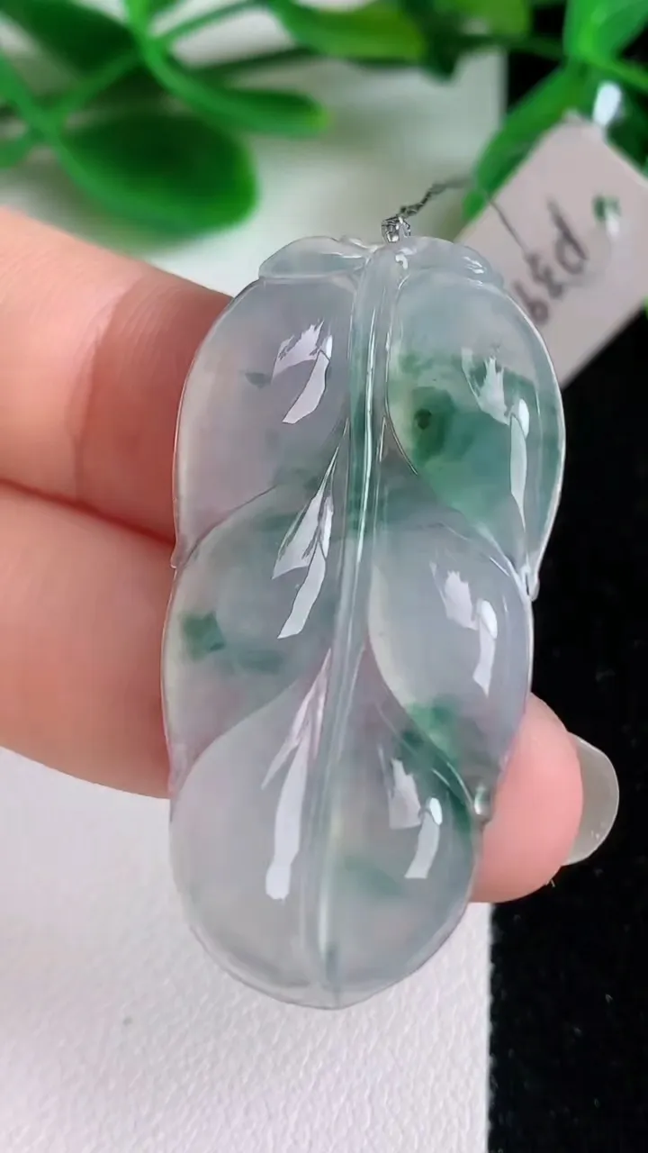 天然A货翡翠冰种飘花金枝玉叶 叶子吊坠，尺寸42.2-21.6-4.5，重量:7.57g
6月22日