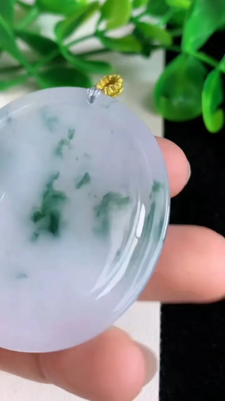 天然A货翡翠飘花生肖猴吊坠，尺寸48-41-5.4，重量:21.39g
6月22日
