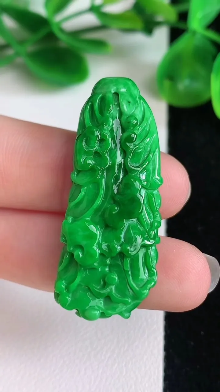 天然A货翡翠白菜吊坠，尺寸40.2-15.8-10.5，重量:10.84g
6月22日