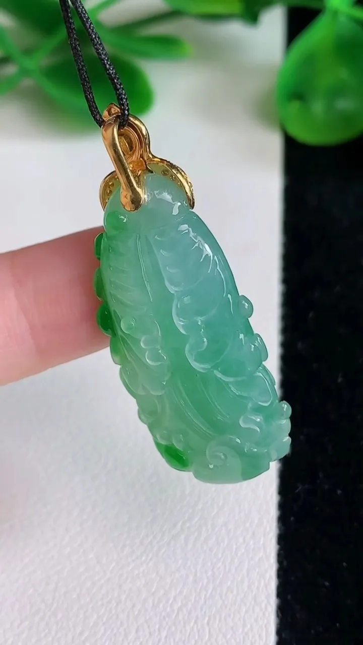天然A货翡翠白菜吊坠，尺寸33.7-17.2-11.8，重量:10.12g
6月22日