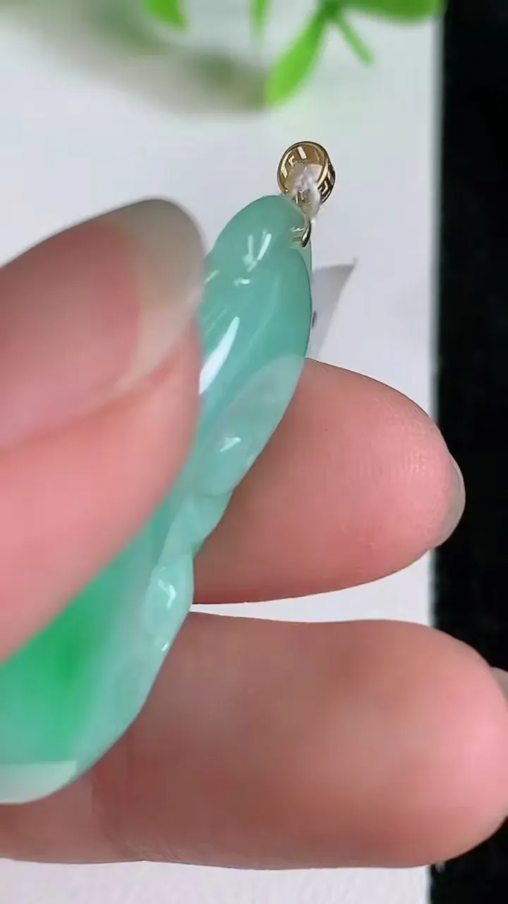 天然A货翡翠如意吊坠，尺寸35.8-18.4-5，重量:6.28g
6月22日