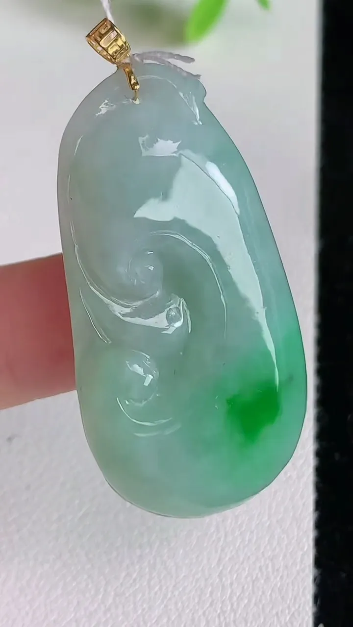 天然A货翡翠如意吊坠，尺寸41.4-21.7-5.4，重量:10.14g
6月22日