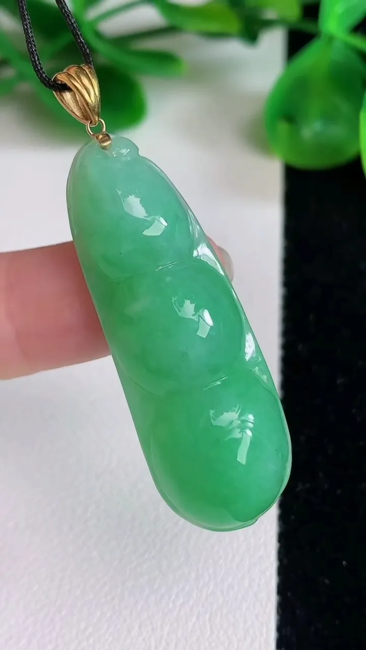 天然A货翡翠福豆吊坠，尺寸42-15.2-9.7，重量:9.46g
6月22日