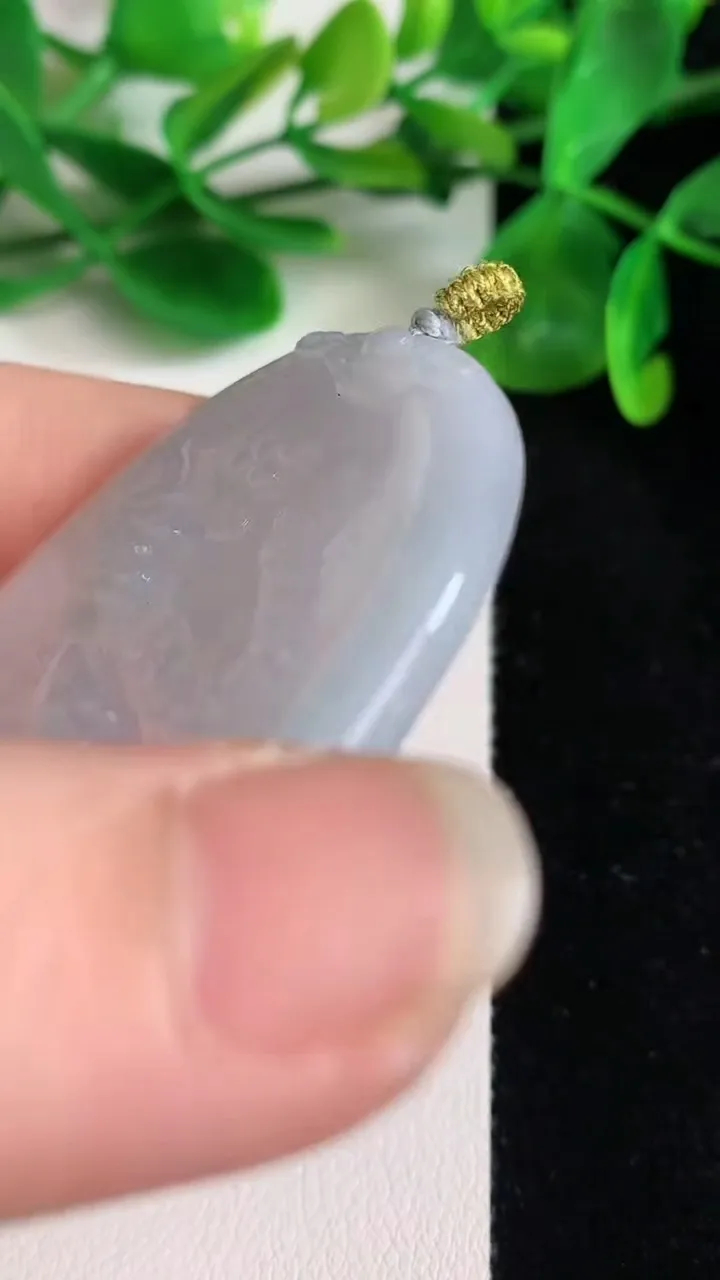 天然A货翡翠生肖鼠吊坠，尺寸52.6-44.3-52，重量:23.17g
6月22日
